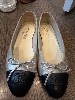 CHANEL Silver and Black Leather Cap-Toe Bow Ballet Flats